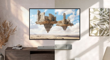 Salon moderne avec système audio KEF, mobilier minimaliste et téléviseur mural affichant une œuvre futuriste de ruines flottantes